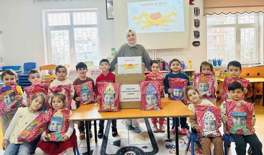 Ordu'da minikler, ördükleri atkıları Hatay'daki depremzede akranlarına gönderdi